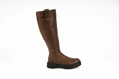 Bota de caña alta confeccionada en cuero nobuck color marrón, con suela track de goma negra y costuras a la vista.