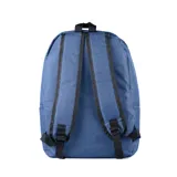 Mochila gris de tela con logo estampado en negro con líneas diagonales. Cuenta con un compartimento principal con cierre, un bolsillo frontal con cierre y bolsillos laterales abiertos.