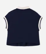 Blusa tipo chomba azul marino con cuello polo y detalles en blanco en cuello y mangas, de corte boxy y manga corta.