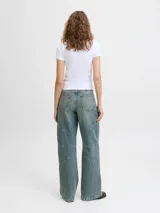 Jean wide fit de tiro medio, pierna curva y corte relajado, confeccionado en denim con lavado desgastado y costuras decorativas segmentadas.