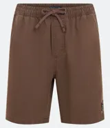 Bermuda masculina color marrón, confeccionada en tejido plano de algodón texturizado con poliéster. Presenta cintura elástica con cordón de ajuste y un tag de marca en el lateral inferior.