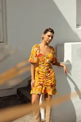 Vestido corto azul eléctrico con escote en V, mangas abullonadas 3/4, frunce central y volados en el ruedo.