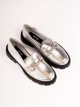 Mocasines color beige con suela track y detalle de cadena plateada.