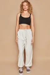 Top deportivo negro con breteles anchos y espalda deportiva.