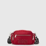 Cartera tipo bandolera de la marca Bubba, color rojo, con diseño rectangular y cierre principal superior. Presenta un bolsillo frontal con cierre metálico y el logo de la marca grabado en relieve en la parte inferior. Incluye una correa ajustable y extraíble de color negro con detalles de remaches metálicos.