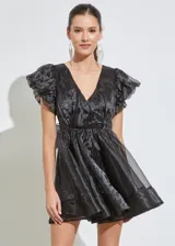 Vestido corto negro de organza con escote en V, mangas cortas abullonadas con volantes y falda acampanada.