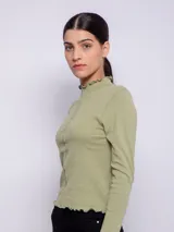 Polera blanca de cuello alto con costuras a la vista.