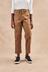 Pantalón cargo color verde oliva, de corte recto, con bolsillos laterales y traseros.