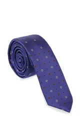 Corbatín azul con estampado floral en tonos marrón y blanco. Accesorio elegante para complementar un look formal.