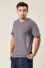 Remera negra de algodón con estampado frontal de la palabra "Emotion" en color blanco.