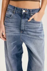 Jean slouchy de tiro alto color crudo, con silueta relajada tipo barrel que se afina hacia los tobillos.