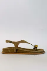 Sandalias de gamuza color tostado, con tira de dedo, hebilla ajustable en el talón y detalle metálico dorado.