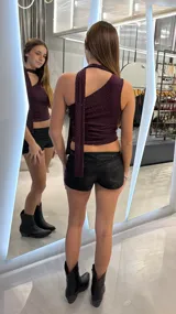 Short de tiro bajo negro con acabado brillante con finos destellos plateados, de corte ajustado.