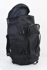 Bolso mochila azul grisáceo con múltiples bolsillos y correas ajustables.