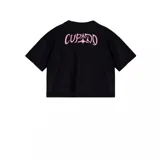 Remera crop negra de manga corta, con cuello redondo. Presenta un estampado frontal de la cantante Tini Stoessel con gafas de sol, sobre un fondo azul oscuro. Incluye un parche con logos en la parte inferior derecha.