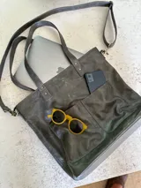 Cartera tipo tote bag color gris grafito, con doble asa de mano y correa bandolera extraíble y ajustable. Incluye dos bolsillos externos grandes.
