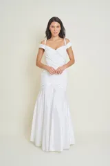 Vestido de novia blanco, largo hasta el piso, con escote corazón, breteles finos y espalda en V. El cuerpo del vestido es drapeado y presenta pequeños detalles bordados.