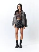 Top símil transparente con estampado animal print, sin mangas y cuello a la base.