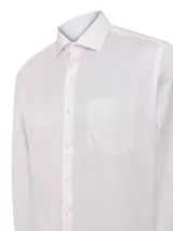 Camisa de vestir RKF de corte regular, color blanco con finas rayas verticales rosadas. Presenta cuello italiano, cierre frontal con botones, bolsillo en el pecho con logo bordado y puños con botones.