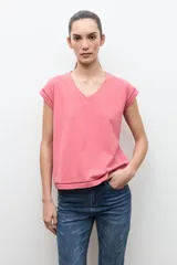 Remera verde oliva con cuello en V, mangas cortas y detalle de vainillas en las costuras de las mangas y el ruedo.