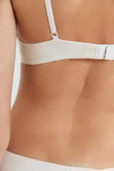 Conjunto de ropa interior compuesto por un corpiño taza soft sin aro y una bombacha a juego, ambos confeccionados en tejido de viscosa y algodón con detalles de puntilla en los bordes.