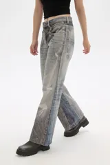 Pantalón de jean celeste con efecto desgastado, corte baggy y tiro bajo.