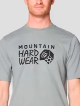 Remera de manga corta color gris con cuello redondo y estampado gráfico de la marca Mountain Hardwear en el centro del pecho.