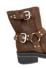 Bota biker marrón óxido de cuero, con correas con hebillas plateadas y suela de goma.