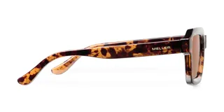 Lentes de sol con montura cuadrada de diseño retro inspirado en los años 70, con estampado carey en tonos marrones y cristales polarizados en color marrón.