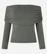 Blusa gris de mangas largas con escote bardot y fruncido en el borde superior.