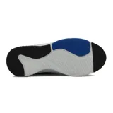 Championes deportivos Diadora modelo Delta, color negro con detalles en azul vibrante en el logo, entresuela y suela. Presentan una construcción de malla transpirable y una entresuela gruesa de color blanco para mayor amortiguación.