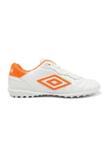 Championes de fútbol Umbro Touch TF para hombre, color blanco con detalles en naranja. Capellada de PU con costuras acolchadas y logo Umbro en naranja. Suela de caucho con tapones bajos para césped artificial (turf).