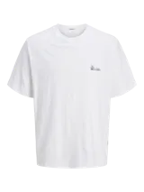 Remera de corte holgado color blanco, con cuello redondo y manga corta. Presenta una estampa artística en la espalda con motivos de playa, sombrilla y silla de descanso.