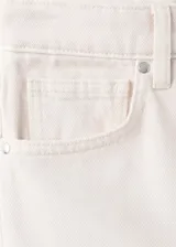Jeans de algodón estilo wide leg en color beige, con diseño de tiro medio, cinco bolsillos, trabillas para cinturón y cierre frontal con botón y cremallera.