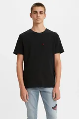 Remera de algodón color negro, con cuello redondo, mangas cortas y un bolsillo frontal en el pecho con etiqueta roja distintiva.