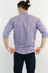 Camisa celeste con rayas verticales en azul y bordó, de algodón y cuello mao.