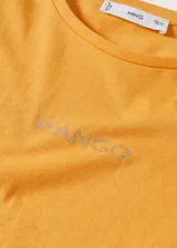 Remera color naranja de corte recto, cuello redondo y manga corta. Estampado frontal con el logo de Mango.