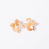 Par de aros con diseño de flor en resina marmolada color beige, con centro brillante dorado.