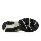 Championes New Balance 2002R unisex color beige con detalles en gris y blanco. Capellada de gamuza y malla, entresuela ABZORB y suela N-ergy.