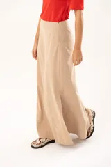 Pollera larga de corte recto con tajo lateral, confeccionada en tela suave con acabado tipo piel de durazno y cierre invisible lateral.