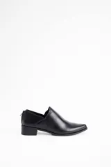 Zapato tipo mocasín de cuero vacuno con textura grabada, diseño de punta fina y taco bajo cuadrado. Cuenta con cierre en la parte posterior del talón.