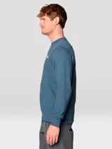 Buzo de cuello redondo color azul, con puños y bajo acanalados. Presenta un pequeño logo bordado en el pecho.
