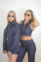 Campera de jean azul con cierre dorado, cuello clásico, mangas largas con puños elásticos y costuras blancas a contraste.