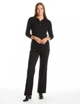 Buzo de tejido acanalado marca Rio & Rian, color beige, con cuello tipo polo con solapa y botones frontales, y mangas tres cuartos.