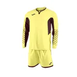 Conjunto deportivo Joma para arquero, modelo Zamora III, color amarillo con detalles en marrón. Incluye camiseta de manga larga con cuello en V y short.