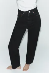 Jeans de tiro alto con corte mom fit, cinco bolsillos y cierre frontal con cremallera y botón metálico.