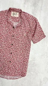 Camisa de hombre de manga corta con cuello mao y estampado floral en tonos rosa y blanco.