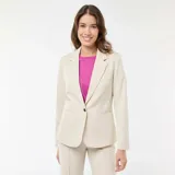 Chaqueta sastre de corte clásico en color beige, con solapas de muesca, cierre frontal de un botón y bolsillos laterales con solapa.