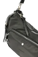 Cartera negra de poliamida con múltiples bolsillos con cierre, correa ajustable y detalles metálicos plateados.
