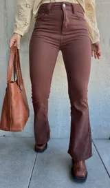 Jean semi oxford color chocolate con lycra.
